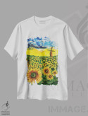 تیشرت سفید طرح دار منظره آفتابگردان ها، دکور معاصر اثر ناتالی مک | فروشگاه ایماژ