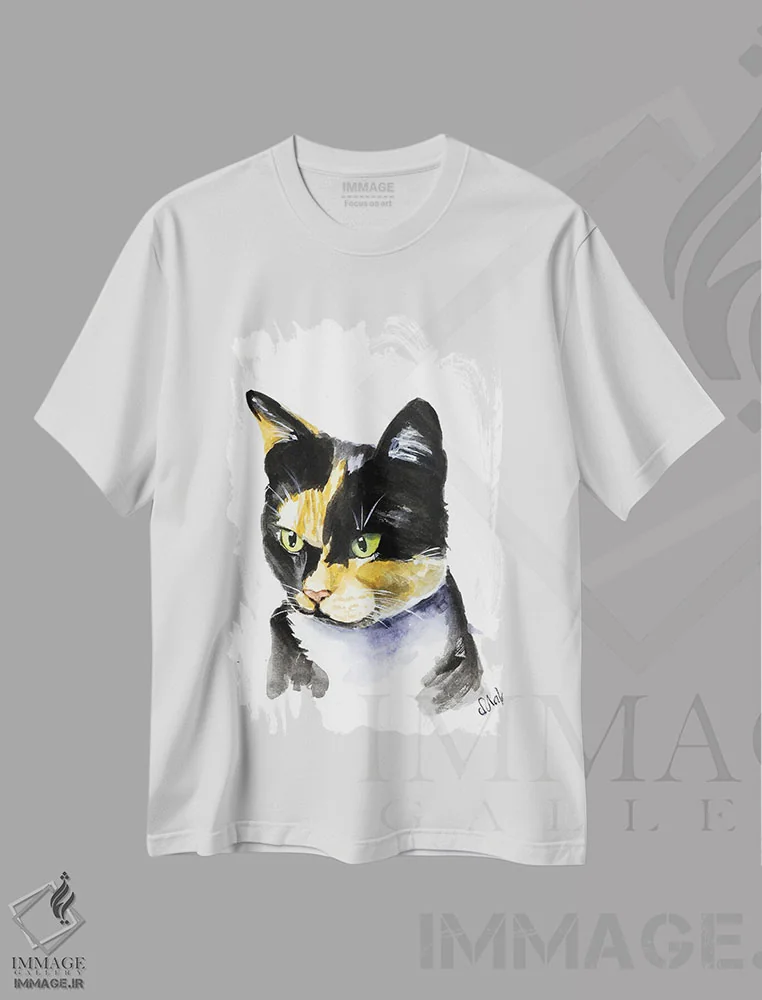 تیشرت سفید طرح دار گربه رنگارنگ، دکور معاصر اثر ناتالی مک | immage.ir