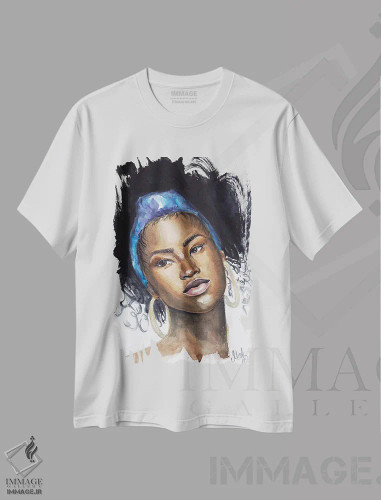 تیشرت سفید طرح دار زن آفریقایی-آمریکایی II، هنر آمریکایی آفریقایی تبار اثر ناتالی مک | فروشگاه ایماژ
