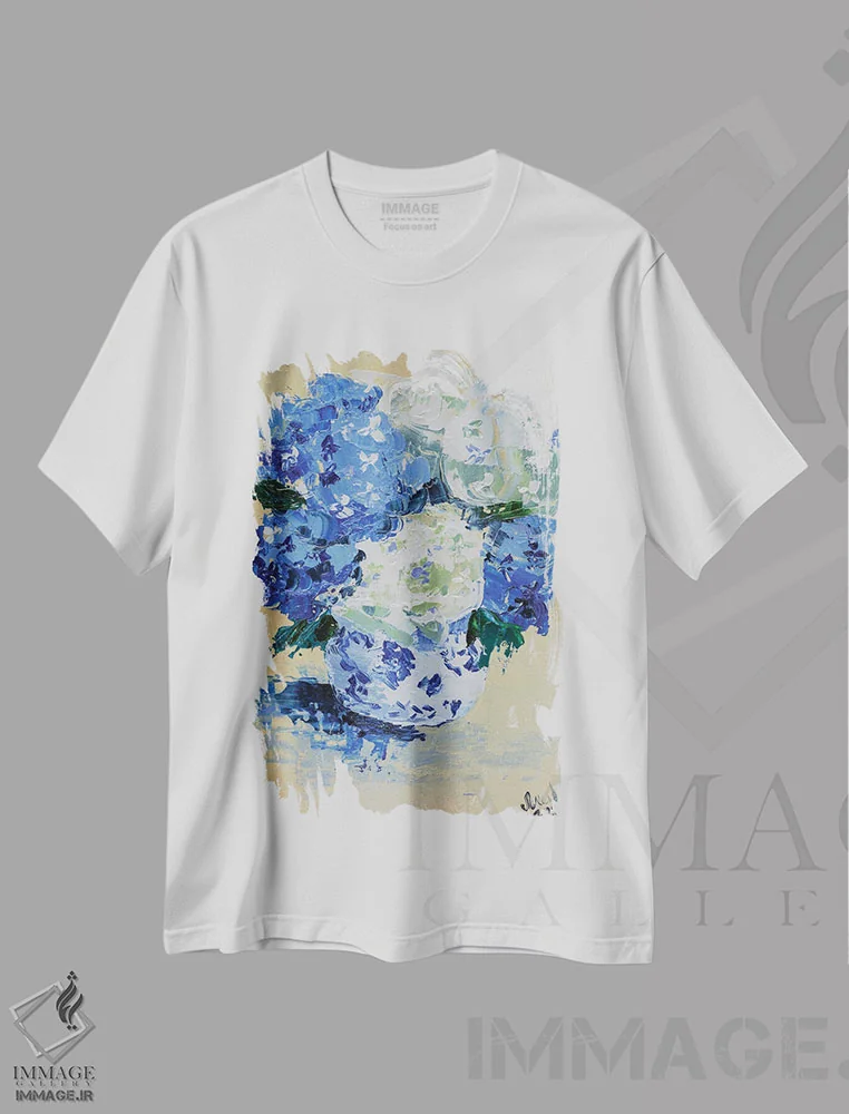 تیشرت سفید طرح دار هورتانسیا سفید و آبی، دکور معاصر اثر ناتالی مک | فروشگاه ایماژ