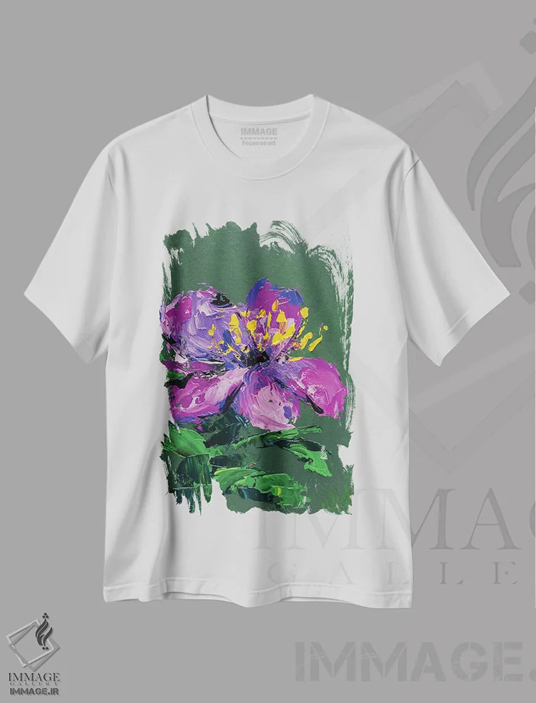 تیشرت سفید طرح دار گل بنفش، دکور معاصر اثر ناتالی مک | فروشگاه ایماژ