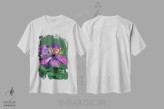 تیشرت سفید طرح دار گل بنفش، دکور معاصر اثر ناتالی مک | فروشگاه ایماژ