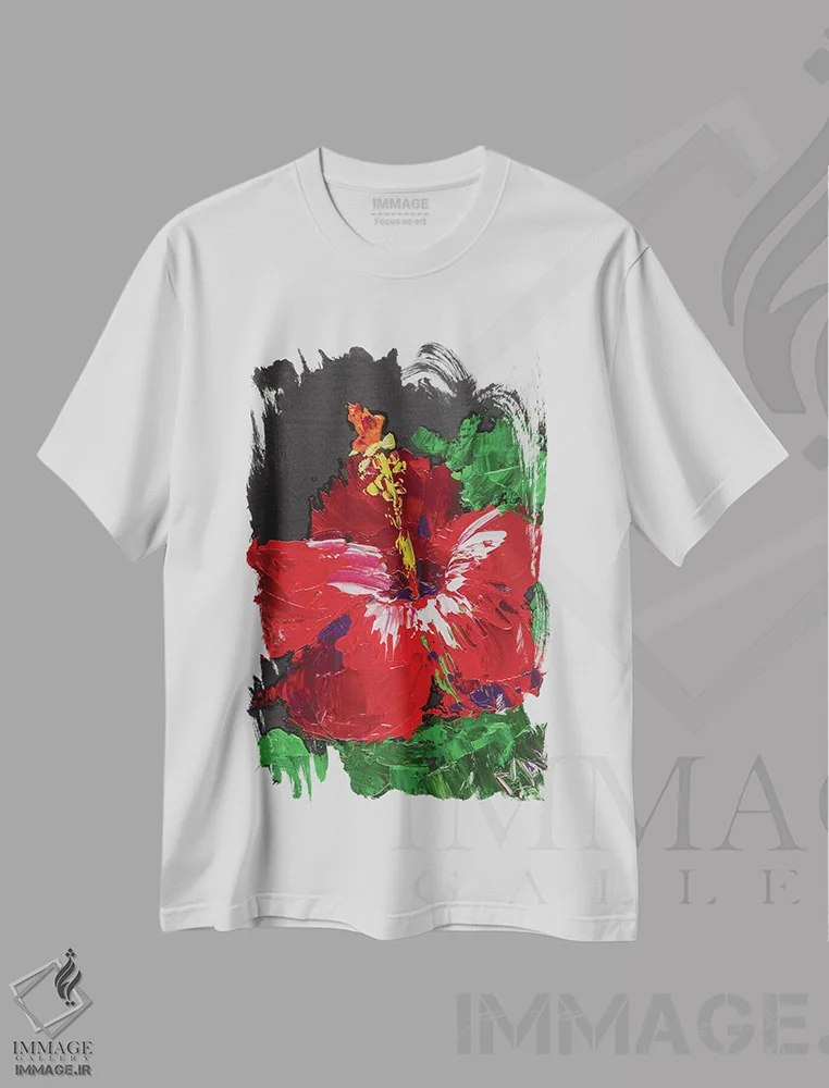 تیشرت سفید طرح دار گل ختمی قرمز II، دکور معاصر اثر ناتالی مک | فروشگاه ایماژ