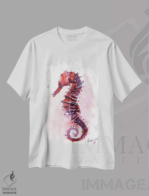 تیشرت سفید طرح دار اسب دریایی، دکور ساحلی اثر ناتالی مک | فروشگاه ایماژ