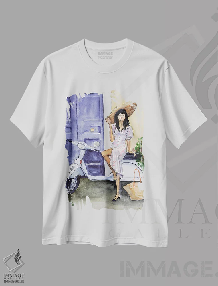 تیشرت سفید طرح دار زن ایتالیایی روی موتور کوچک، دکور معاصر اثر ناتالی مک | فروشگاه ایماژ
