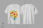 تیشرت سفید طرح دار دسته گل شقایق کالیفرنیا، هنر فاخر معاصر اثر ناتالی مک | فروشگاه ایماژ