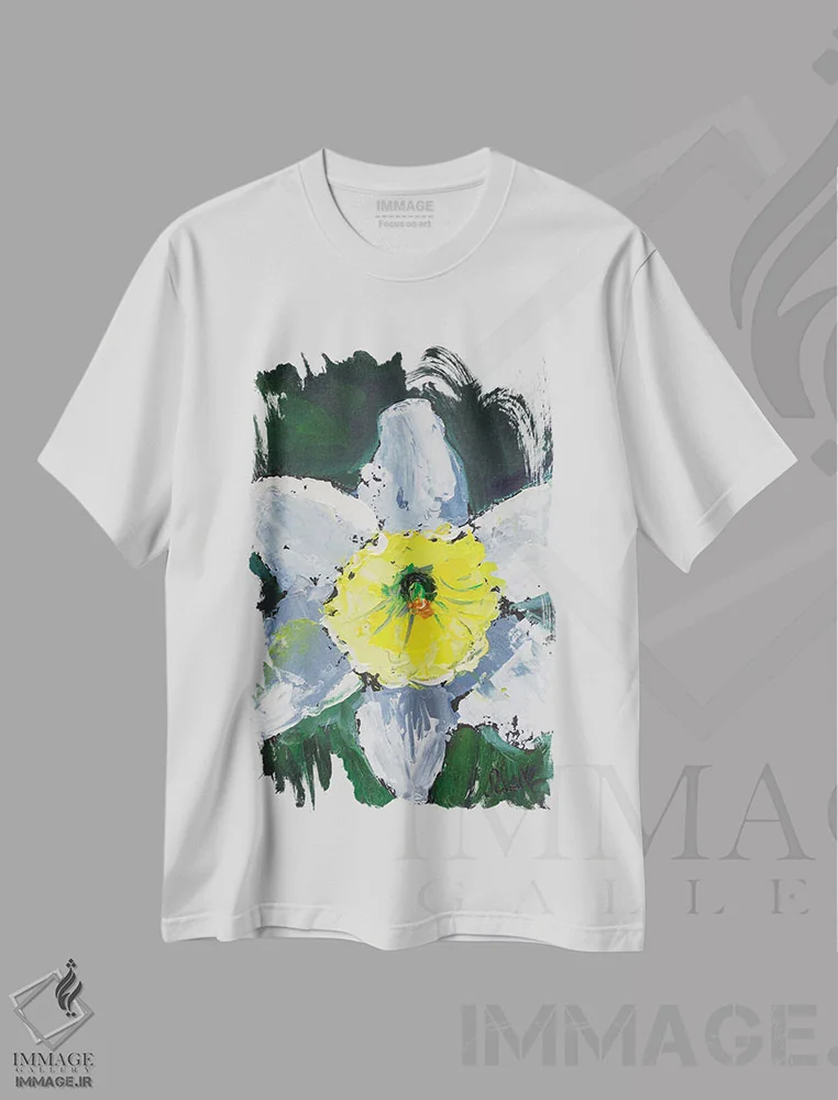 تیشرت سفید طرح دار نرگس، هنر فاخر معاصر اثر ناتالی مک | immage.ir
