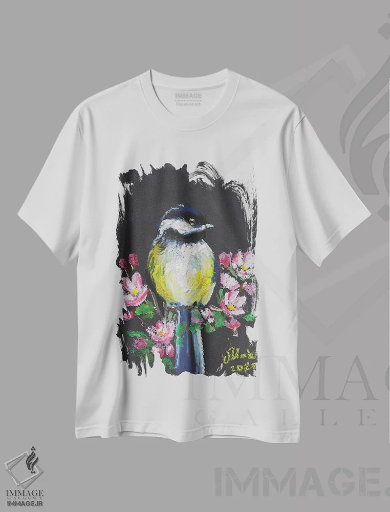 تیشرت سفید طرح دار مرغ پری با گل ها، دکور معاصر اثر ناتالی مک | فروشگاه ایماژ