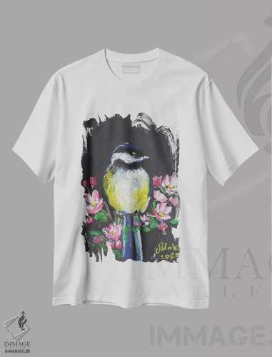 تیشرت سفید طرح دار مرغ پری با گل ها، دکور معاصر اثر ناتالی مک | فروشگاه ایماژ