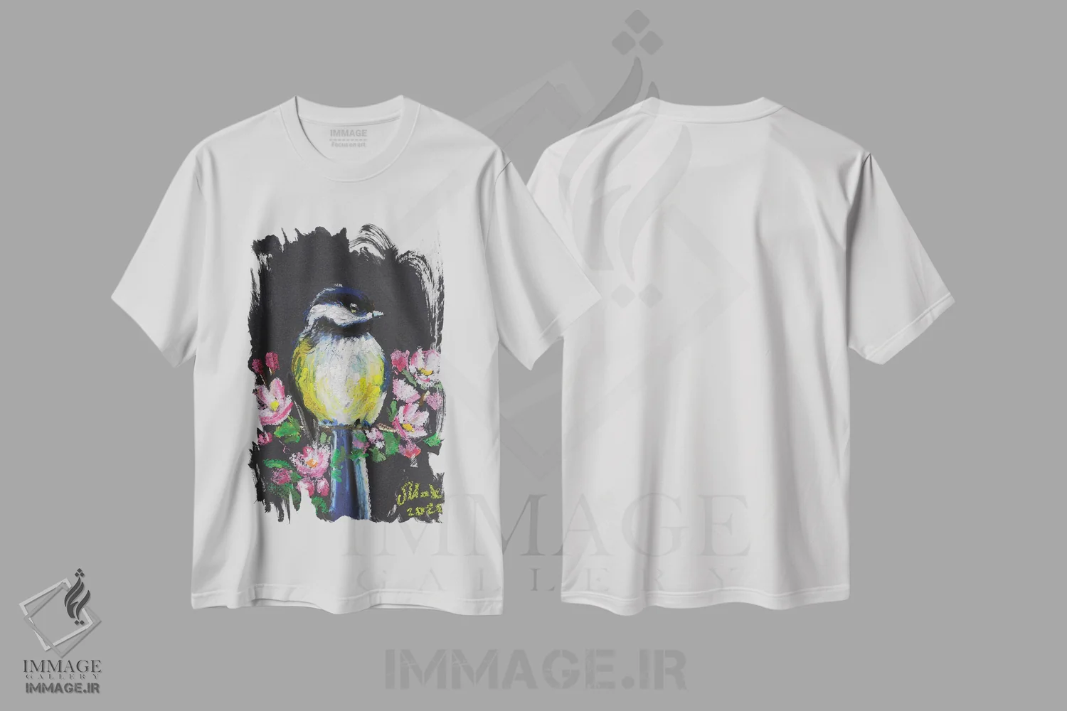 تیشرت سفید طرح دار مرغ پری با گل ها، دکور معاصر اثر ناتالی مک | فروشگاه ایماژ
