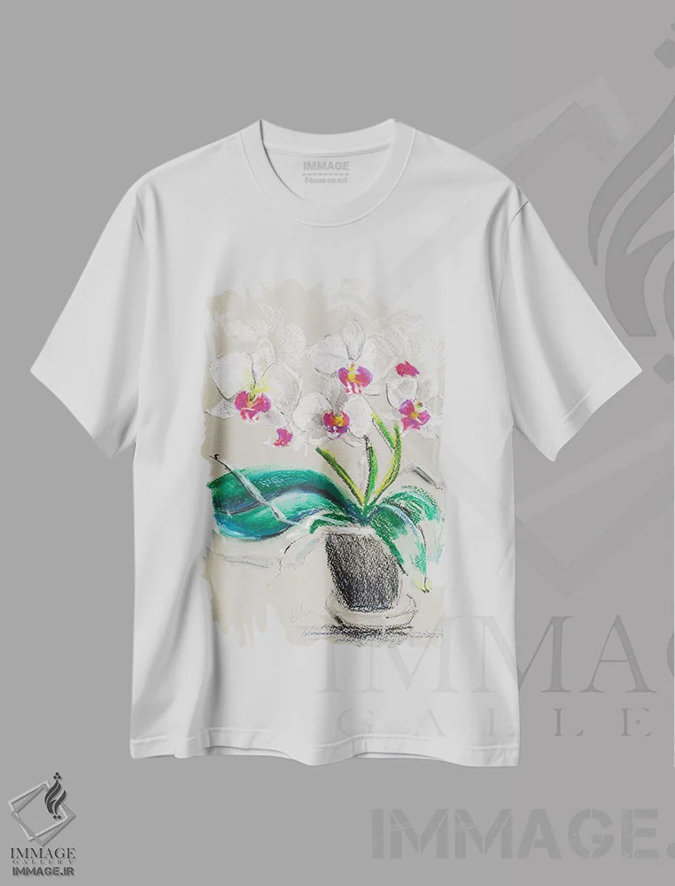تیشرت سفید طرح دار گل ارکیده در گلدان، دکور معاصر اثر ناتالی مک | فروشگاه ایماژ