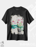 تیشرت مشکی طرح دار گل ارکیده در گلدان، دکور معاصر اثر ناتالی مک | immage.ir