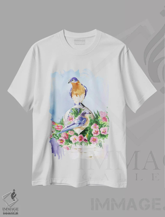 تیشرت سفید طرح دار گل ها با پرندگان، دکور معاصر اثر ناتالی مک | فروشگاه ایماژ