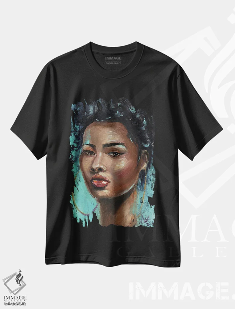 تیشرت مشکی طرح دار پرتـره زن آفریقایی، هنر آمریکایی آفریقایی تبار اثر ناتالی مک | فروشگاه ایماژ