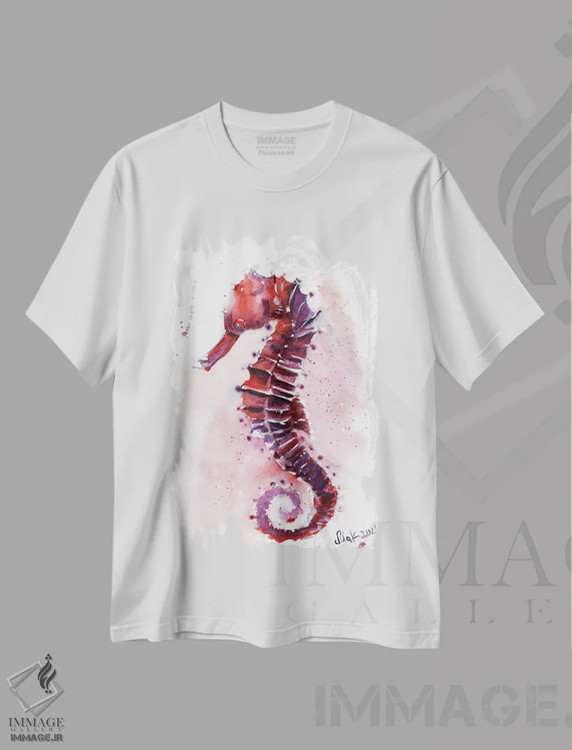 تیشرت سفید طرح دار اسبی دریایی، دکور ساحلی اثر ناتالی مک | فروشگاه ایماژ