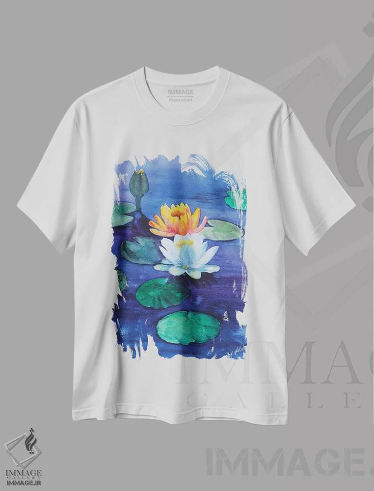 تیشرت سفید طرح دار نقاشی نیلوفر آبی و گل لوتوس، مدیوم اثر ناتالی مک | فروشگاه ایماژ