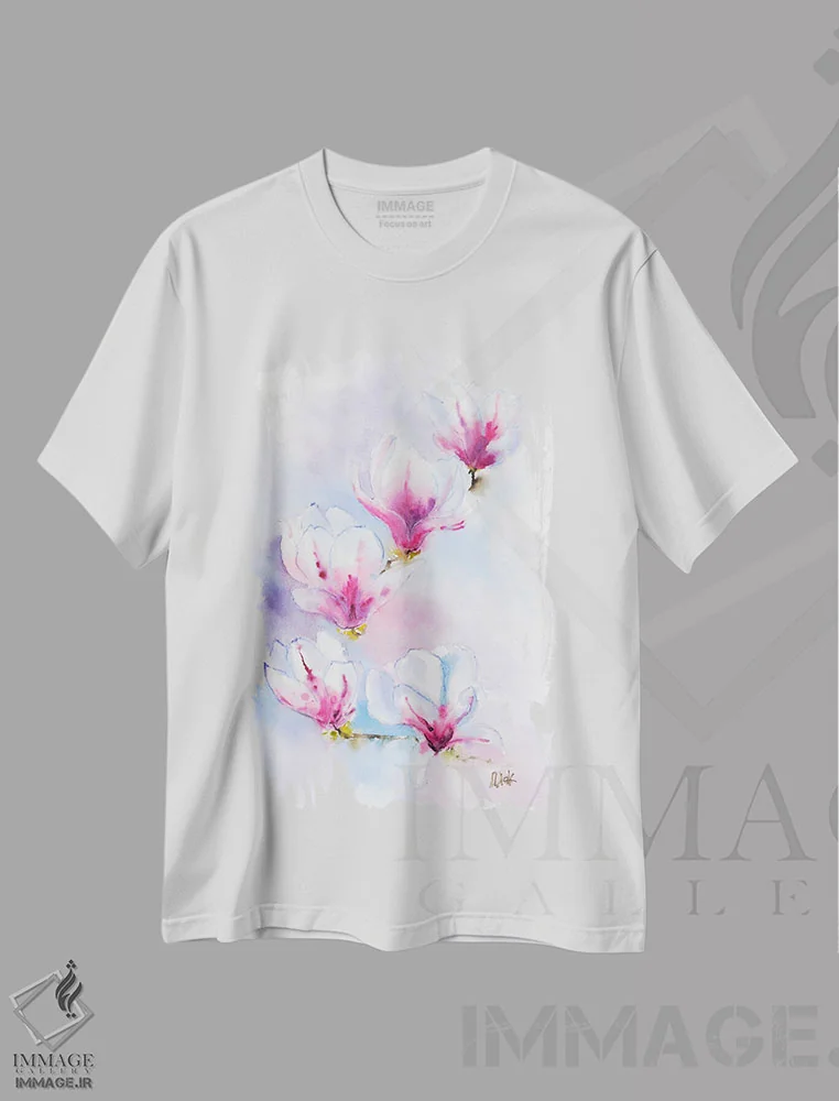 تیشرت سفید طرح دار گل ماگنولیا، مدیوم اثر ناتالی مک | فروشگاه ایماژ