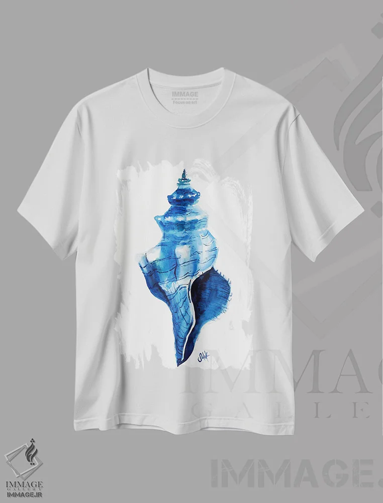 تیشرت سفید طرح دار صدف دریایی، دکور ساحلی اثر ناتالی مک | immage.ir