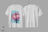 تیشرت سفید طرح دار پئونی، مدیوم اثر ناتالی مک | فروشگاه ایماژ