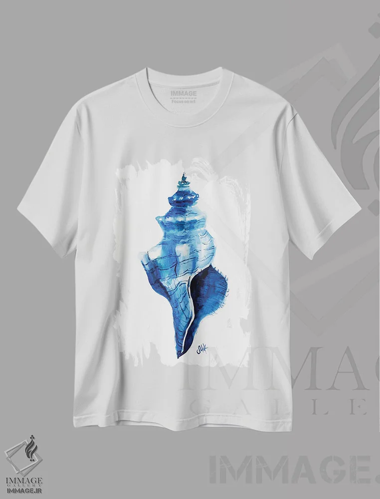 تیشرت سفید طرح دار صدف دریایی، مدیوم اثر ناتالی مک | immage.ir