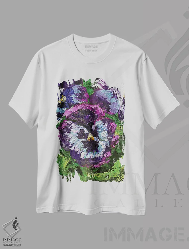 تیشرت سفید طرح دار گل بنفشه سه رنگ، دکور روستایی اثر ناتالی مک | فروشگاه ایماژ