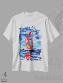 تیشرت سفید طرح دار قایق بادبانی قرمز، تزئینی اثر ناتالی مک | immage.ir