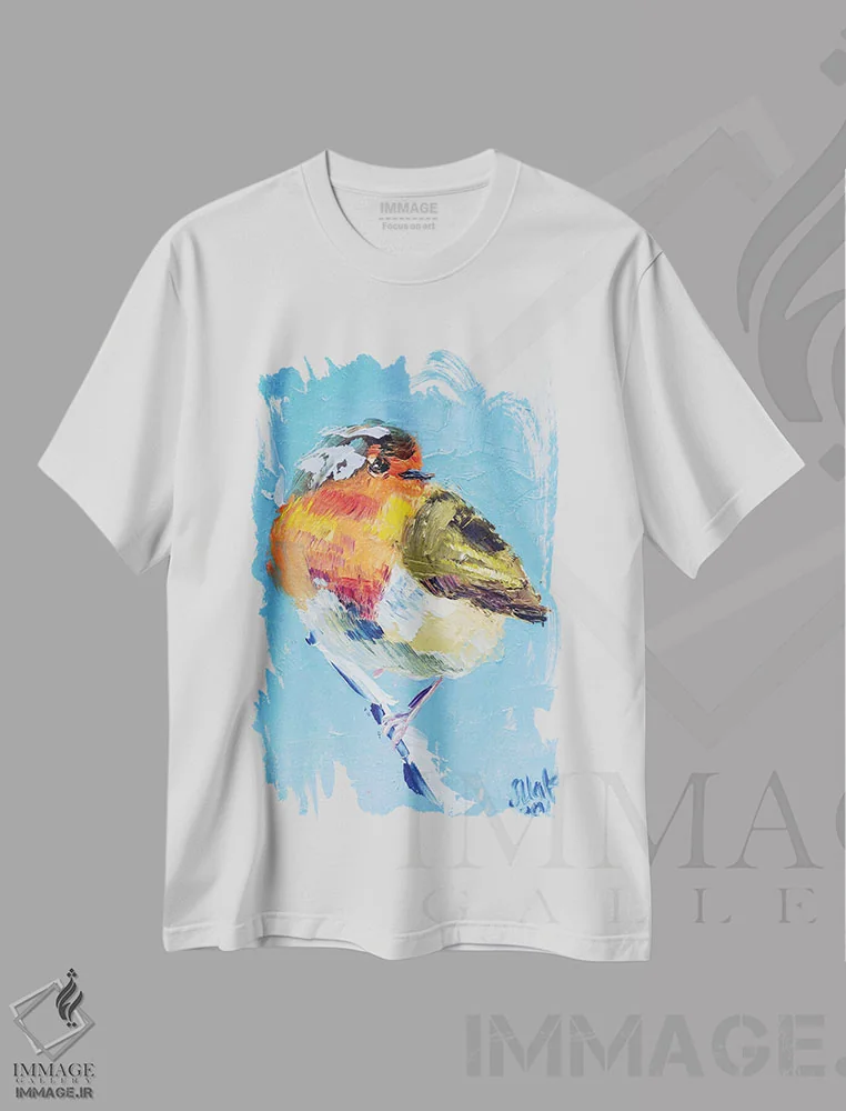 تیشرت سفید طرح دار سینه سرخ، هنر فاخر معاصر اثر ناتالی مک | immage.ir