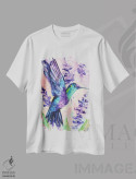 تیشرت سفید طرح دار مرغ مگس خوار روی گل بنفش، دکور معاصر اثر ناتالی مک | فروشگاه ایماژ