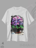 تیشرت سفید طرح دار گل ادریسی در گلدان، دکور معاصر اثر ناتالی مک | immage.ir