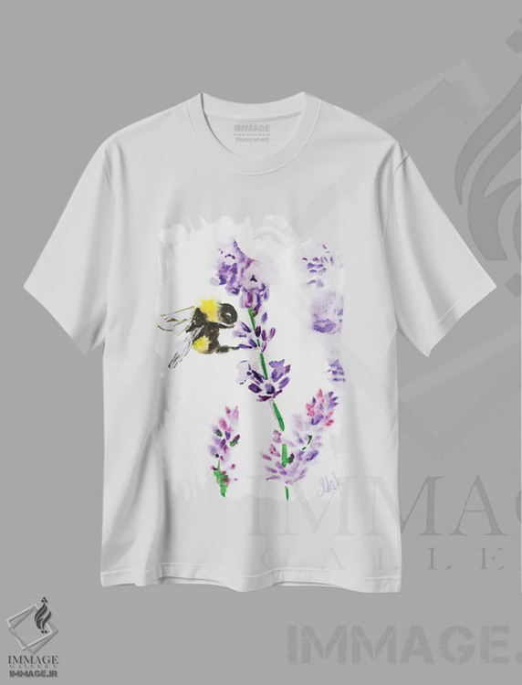 تیشرت سفید طرح دار زنبور روی گل، دکور معاصر اثر ناتالی مک | فروشگاه ایماژ