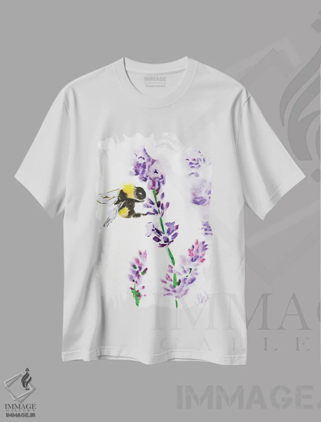 تیشرت سفید طرح دار زنبور روی گل، دکور معاصر اثر ناتالی مک | فروشگاه ایماژ