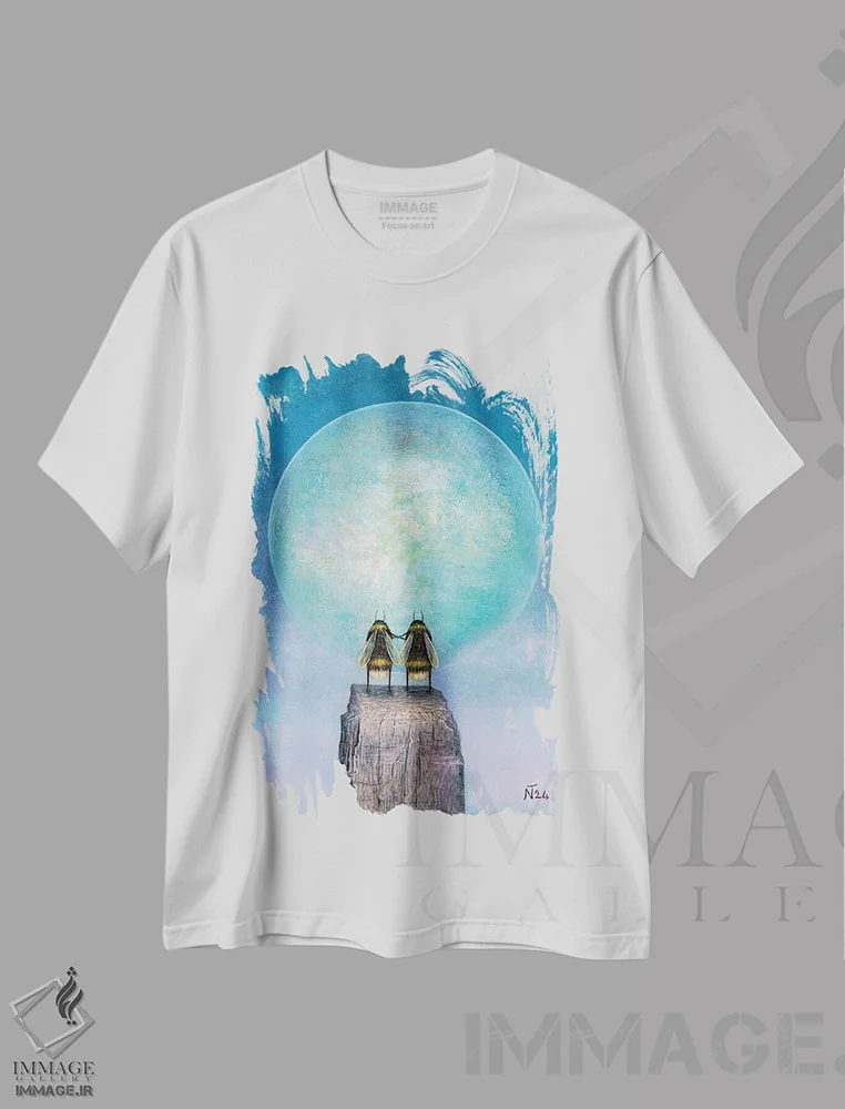 تیشرت سفید طرح دار دل دادهٔ ماه، تزئینی اثر نیل تامپسون | immage.ir