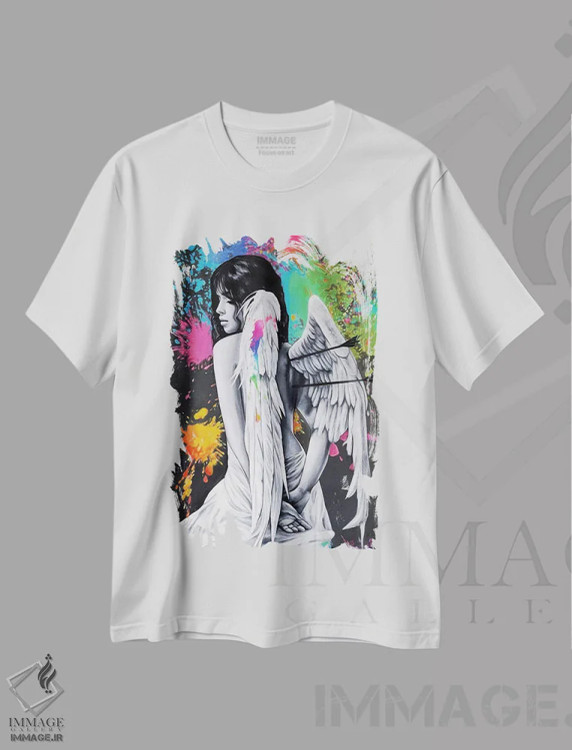 تیشرت سفید طرح دار فرشتهٔ سقوط کرده، دکور معاصر اثر ناتمیر لورا | immage.ir