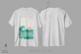 تیشرت سفید طرح دار تخته موج سواری، تایپوگرافی اثر نور طُحمه | immage.ir