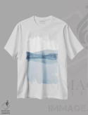 تیشرت سفید طرح دار منظره آبرنگی سوم با طیف های آبی اثر نووو پرینتس | فروشگاه ایماژ