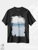 تیشرت مشکی طرح دار منظره آبرنگی سوم با طیف های آبی اثر نووو پرینتس | immage.ir