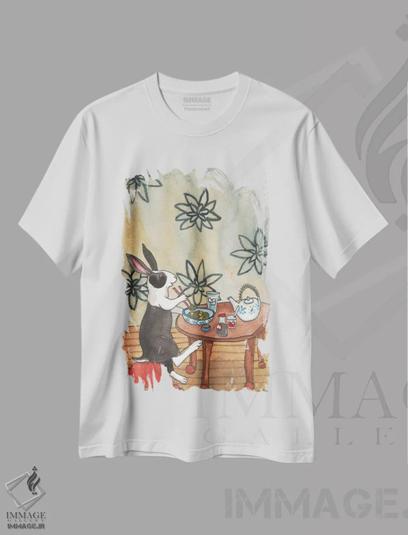 تیشرت سفید طرح دار خرگوش هلندی در حال خوردن شام، مدیوم اثر نکیشا واندرووِن | immage.ir