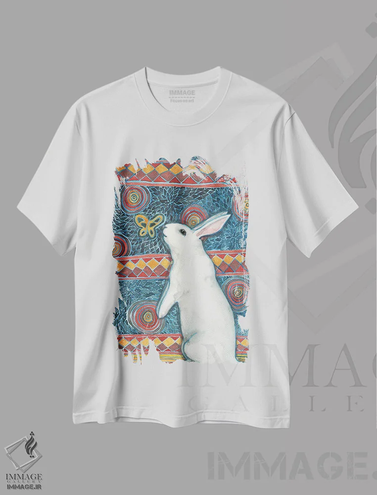 تیشرت سفید طرح دار پروانهٔ طلایی، مدیوم اثر نکیشا واندرووِن | immage.ir