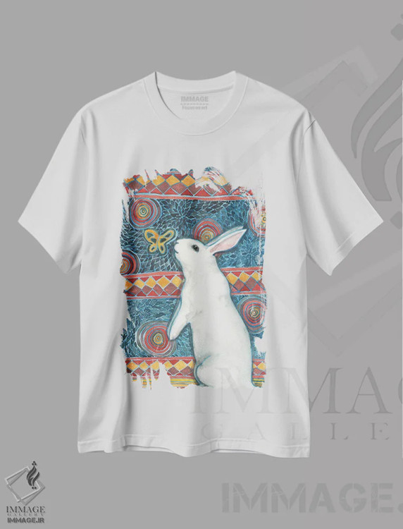 تیشرت سفید طرح دار پروانهٔ طلایی، مدیوم اثر نکیشا واندرووِن | immage.ir