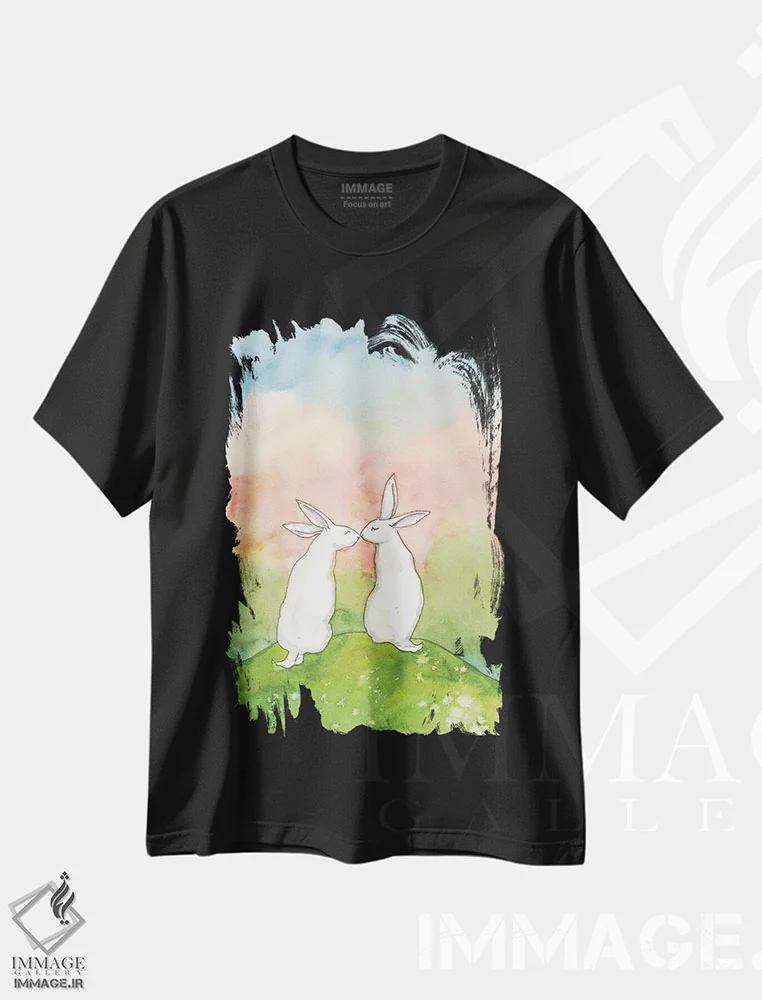 تیشرت مشکی طرح دار بوسه بوسه، مدیوم اثر نکیشا واندرووِن | immage.ir