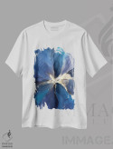 تیشرت سفید طرح دار گل آبی II اثر استودیو هنری مونه و مانه | فروشگاه ایماژ