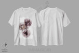 تیشرت سفید طرح دار رزهای دودی، نقاشی با جوهر الکل اثر استودیو هنری مونه و مانه | immage.ir