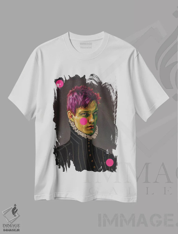 تیشرت سفید طرح دار پرتره مرد جوان سبزپوش، هنر فاخر معاصر اثر الکساندر بالبیشف | فروشگاه ایماژ