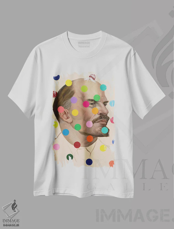 تیشرت سفید طرح دار پیش از آغاز جنگ، هنر فاخر معاصر اثر الکساندر بالبیشف | immage.ir