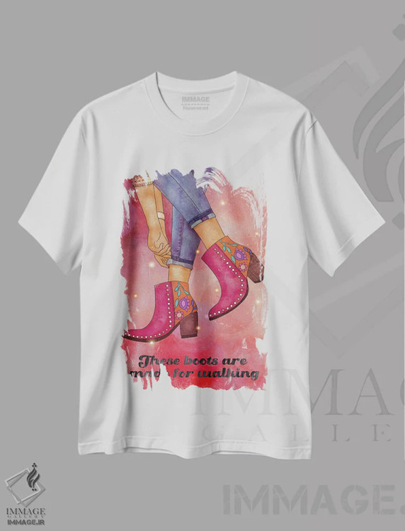 تیشرت سفید طرح دار چکمه ها، تایپوگرافی اثر اولیویا بورکی | immage.ir