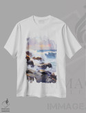 تیشرت سفید طرح دار امواج غروب در چفالو، دکور معاصر اثر اوکسانا افتیه وا | فروشگاه ایماژ