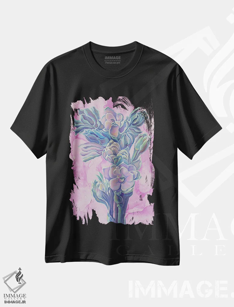 تیشرت مشکی طرح دار دسته گل فیروزه ای بر زمینه ی یاسی، دکور معاصر اثر الگا وُلنا | فروشگاه ایماژ