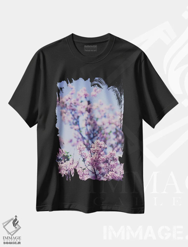 تیشرت مشکی طرح دار یاس بنفش در برابر آسمان، تزئینی اثر اولیویا جوی سنت کلر | فروشگاه ایماژ