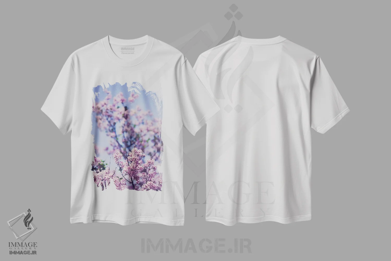 تیشرت سفید طرح دار یاس بنفش در برابر آسمان، تزئینی اثر اولیویا جوی سنت کلر | immage.ir