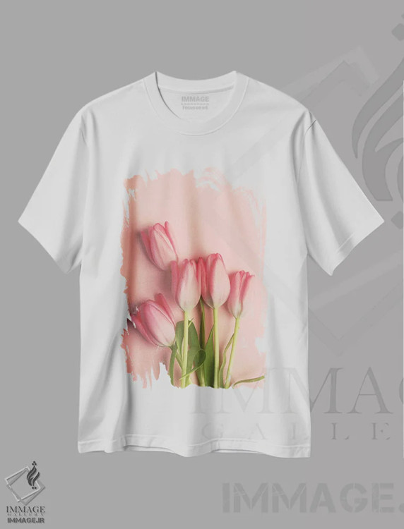تیشرت سفید طرح دار لاله های صورتی روی زمینه صورتی، تزئینی اثر اولیویا جوی سنت کلر | immage.ir